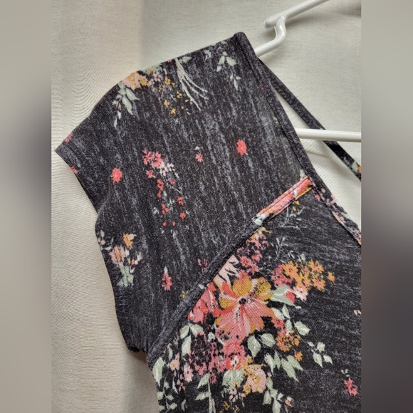 Rewind Size Small Top With Cut Out Back Black With Floral Pattern - Picture 3 of 6